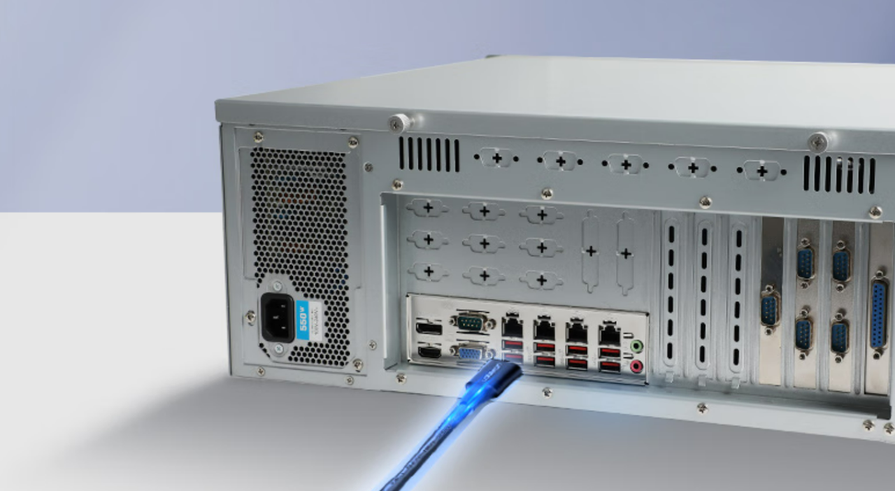 該設(shè)備板載7個PCIe插槽——1個PCIe*16（Gen15）或2個PCIe*8（Gen5），1個PCIe*1，4個PCI*4。