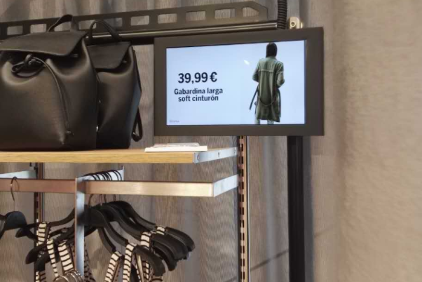 三防平板在ZARA廣告機(jī)中的應(yīng)用.png 三防平板在ZARA廣告機(jī)中的應(yīng)用.png